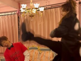 「何万回蹴られても負けるな」上田竜也、小山慶一郎を“チョイ蹴り”「顔がいっちゃってる」「すごすぎ」