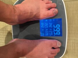 クロちゃん、「そんなわけない」現在の体重？ 公開に「ごまかしてる」「重さ分散だしん」と疑いの声