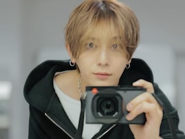 山田涼介、ライカで自撮り。二の腕際立つイケメン写真公開「えぐかっこいい」「31歳ラストもかっこいいかよ」