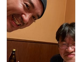 「2年が経ってました」ムロツヨシ、佐藤二朗との“サシ飲み”ショット公開！ 新作映画でダブル主演