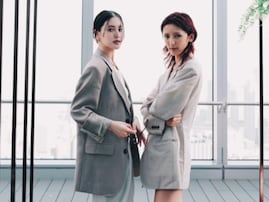 元E-girls・藤井萩花、超ミニ丈から美脚披露！ 妹・夏恋とのツーショットも「姉妹でダルバのイベントに参加」