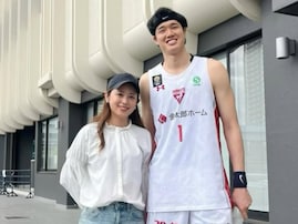 「YUTAデカすぎる」久慈暁子、夫・渡邊雄太との身長差ショット公開「お似合い」「凄く可愛くてステキ」