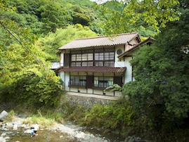 大阪から日帰りで行きたい「府内の温泉地」ランキング！ 2位は「犬鳴山温泉」、1位は？
