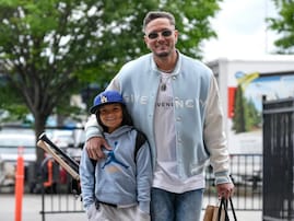 ドジャース選手、息子とのイケメン親子ショット公開。おしゃれな私服姿に「めっちゃ可愛い2人組」反響