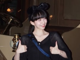 木村拓哉＆工藤静香の長女・Cocomi、黒コーデで美脚見せ！ ディズニー満喫する笑顔ショット