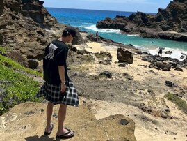 「かっこよさの頂点」岩田剛典、ベッドの上で美脚を披露「全部絵になる」「旅シリーズ好き過ぎる」