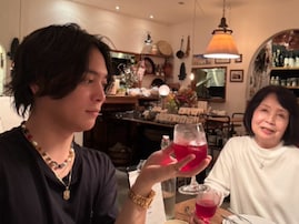 「この方がうわさのマミー」優里、祖母との顔出しツーショット公開！ 「若過ぎッ」「なんかホッコリ」