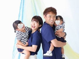 「プロマイド希望」人気芸人の美人妻、夫&2人の娘との家族写真に反響！ 「家族って良いね」「癒される」