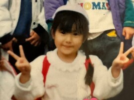 「ピースの角度も変わってない！」人気声優、貴重な幼少期ショットに反響！ 「この頃から可愛い」の声