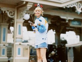 「一生老けない」元モー娘。の美脚際立つディズニーショットに反響「天才的に可愛い」「すごく似合ってる」