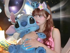 辻希美の長女・希空、へそ丸出しディズニーショット公開「念願のスティッチディズニー」