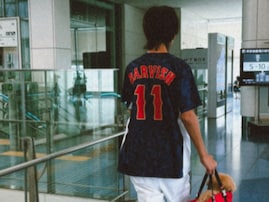 紗栄子、元夫・ダルビッシュ有のユニフォーム着た息子の姿を公開「そっくり」「パパとの関係も良さそう」