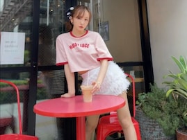 「現役アイドル顔負けですね」板野友美、美脚際立つミニスカ姿に称賛の声「脚ほっそ!! 綺麗過ぎて…」