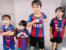 「美男君ばかり」平愛梨、息子4人の顔出しショット公開「パパさんに似てる」「赤ちゃんじゃ無くなってる」