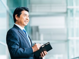 【2025年最新】校長先生の生涯年収、約3億8000万円!? 学校の先生の給与・退職手当のリアル
