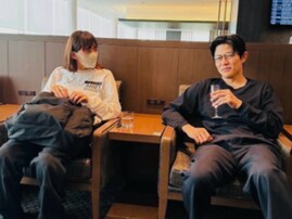 綾瀬はるか、“鈴木亮平さんにばったり”美男美女2ショットに反響「空港のラウンジで！？すごい偶然」