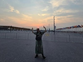 土屋太鳳、家族で大阪万博へ！ プライベート写真に「夏休み中に更新ありがとう」「ミャクミャク感たっぷり」の声