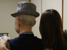 瀧本美織、100歳の誕生日迎えた祖父とのツーショット公開！ 「尊敬しています」「日本酒で乾杯」
