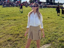 「魅力的な美脚」マギー、美脚際立つミニスカコーデでフィンランドWRCを観戦！ 「リボンがカワイイ」