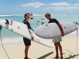 「どういうことですか？」三浦翔平、“スーパースター”とサーフィン姿披露「凄すぎるツーショット」