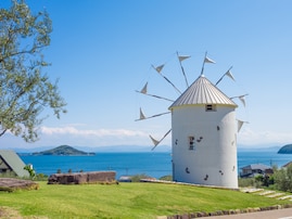 夏に行きたい「香川県の絶景ドライブスポット」ランキング！ 「道の駅 小豆島オリーブ公園」周辺ルートを抑えた1位は？