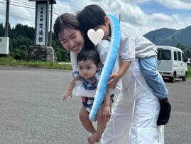 「すごい娘さん顔濃い」くみっきー、娘＆息子との夏休みショットに「めちゃめちゃパパ似」「幸せが伝わります」