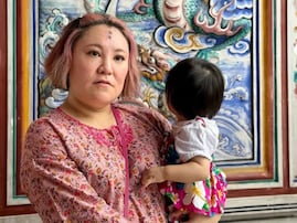 「タトゥーかと」バービー、おでこに心配の声「結構重症そうだけど大丈夫なん？」「マフィアのボスの嫁って感じ」