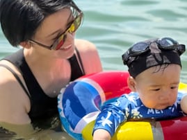 「なんとも美しい親子」栗原恵、息子と夏満喫の顔出しショットに「息子くん相変わらずカワイイ」反響