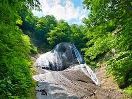 青森県で「夏に行きたい滝」ランキング！ 2位「みろくの滝」を僅差で抑えた1位は？【2025年調査】