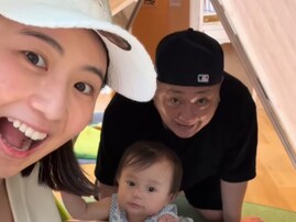 「もう既ににっこり美人」西野未姫、夫・山本圭壱＆娘とのお出掛けショットに「ぱっちり二重で可愛い」の声