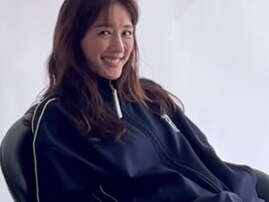 「綾瀬はるかがメンズウェアを着る！」撮影オフショットに「もうマジで40歳には見えないのよ」「美しすぎます」