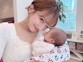 辻希美、自宅で第5子を抱く自撮りショット公開「残りわずかな新生児との癒し時間…」「新学期始まってバタバタ」