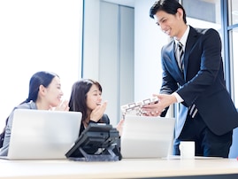 なぜ「職場へのお土産」は禁止した方がいいのか。「親睦が深まる」よりも「しがらみ」 でチームの腐敗が進む？