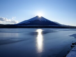 「1人旅で行きたい山梨県の温泉地」ランキング！ 2位「山中湖温泉」に差をつけた1位は？【2025年調査】