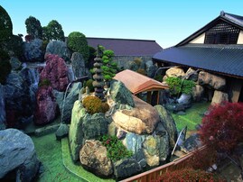 【楽天トラベルスーパーSALE】「石和温泉　銘石の宿　かげつ」が今だけ特別価格に！日本庭園を望む名湯宿【9月9日】