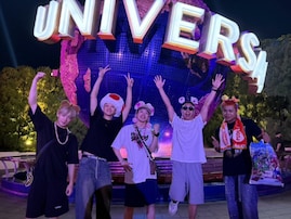 「絶対バレてるやん」LDH所属アーティスト、ユニバショットに反響！ 「巷で有名な某マネさんも一緒」