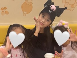 「母ちゃん可愛すぎるやろ」近藤千尋、“双子のような姉妹と”サンリオピューロランドへ「もはや3つ子のよう」