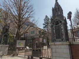 西日本出身者に聞いた「お金持ち」なイメージがある大学ランキング！ 2位「青山学院大学」を抑えた1位は？【2025年調査】