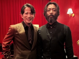 「え、誰？」岡田准一、別人級に“濃い”俳優との2ショット公開「凄いことになってますね」「さすがの存在感」