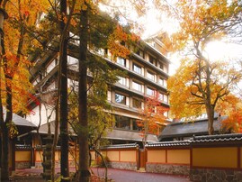 【楽天トラベルセール】「湯西川温泉　彩り湯かしき　花と華」が今だけ特別価格に！ 渓谷を望む露天風呂と囲炉裏料理を満喫【9月19日】