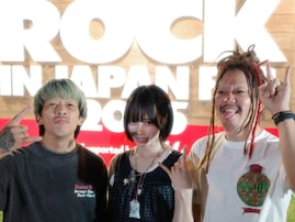 「有難き謎ショット」あの、人気バンドとの3ショットにファン歓喜！ 「全然陰キャに見えない」