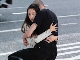 「なにこれ笑」水原希子、街中で男性に抱き付く姿を公開「ドラマみたい」「カッコいいし、楽しそう」