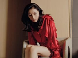 「綺麗すぎて無理」長澤まさみ、超ミニ丈から圧巻の美脚披露「大人の色気が」「相変わらず足が美しい」