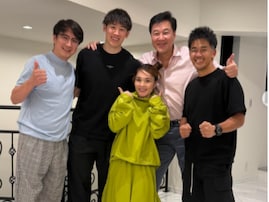 「なにこの豪華メンバー」川合俊一、バレー日本代表＆平野ノラらプライベートショット公開「ご自宅？凄い」