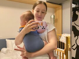 ドーキンズ英里奈、子ども片手に33歳最新ショット公開！ 悩み吐露も「そんな自分も愛しながら頑張ります」