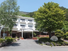 【楽天トラベルセール】「河口湖温泉 足和田ホテル」が今だけ特別価格に！ 川口湖畔を望める庭園も【10月2日】