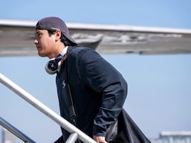 ドジャース、次戦に向けて飛行機で移動！ イケメンショットに「由伸くんのヴィトンはキケとお揃い？」の声