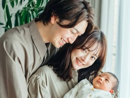 美人モデルの息子が“顔整いすぎてモデル級”と話題に！ 実業家夫とのニューボーンフォト公開「国宝級」