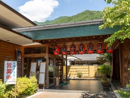 遠方からでも行きたいと思う「埼玉県の道の駅」ランキング！ 2位「大滝温泉（秩父市）」、1位は？【2025年度調査】