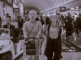 「深瀬くん優しい」Saori、シンガポールでのFukaseとのツーショットに「なかよしかわいい尊い」の声！